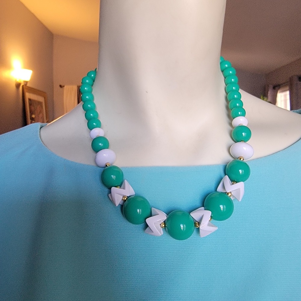 Vtg Mod Retro Funky, Art Deco, mid-century,‎ Green White Bead Necklace